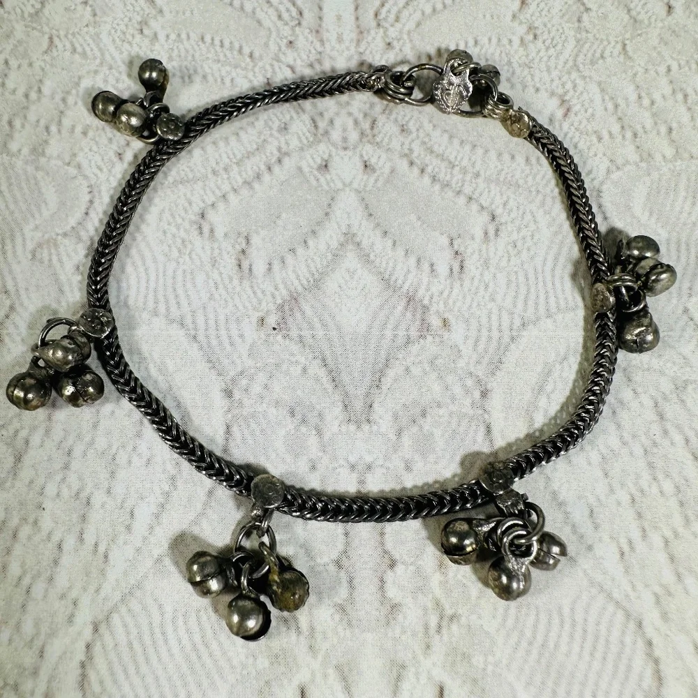 Vintage Rajasankle bracelet with little bell tassels Ethnic Old Silver Marked VR - Picture 3 of 3